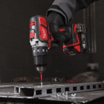 Masina de gaurit cu percutie cu 2 acumulatori Milwaukee M18 CBLPD-402C